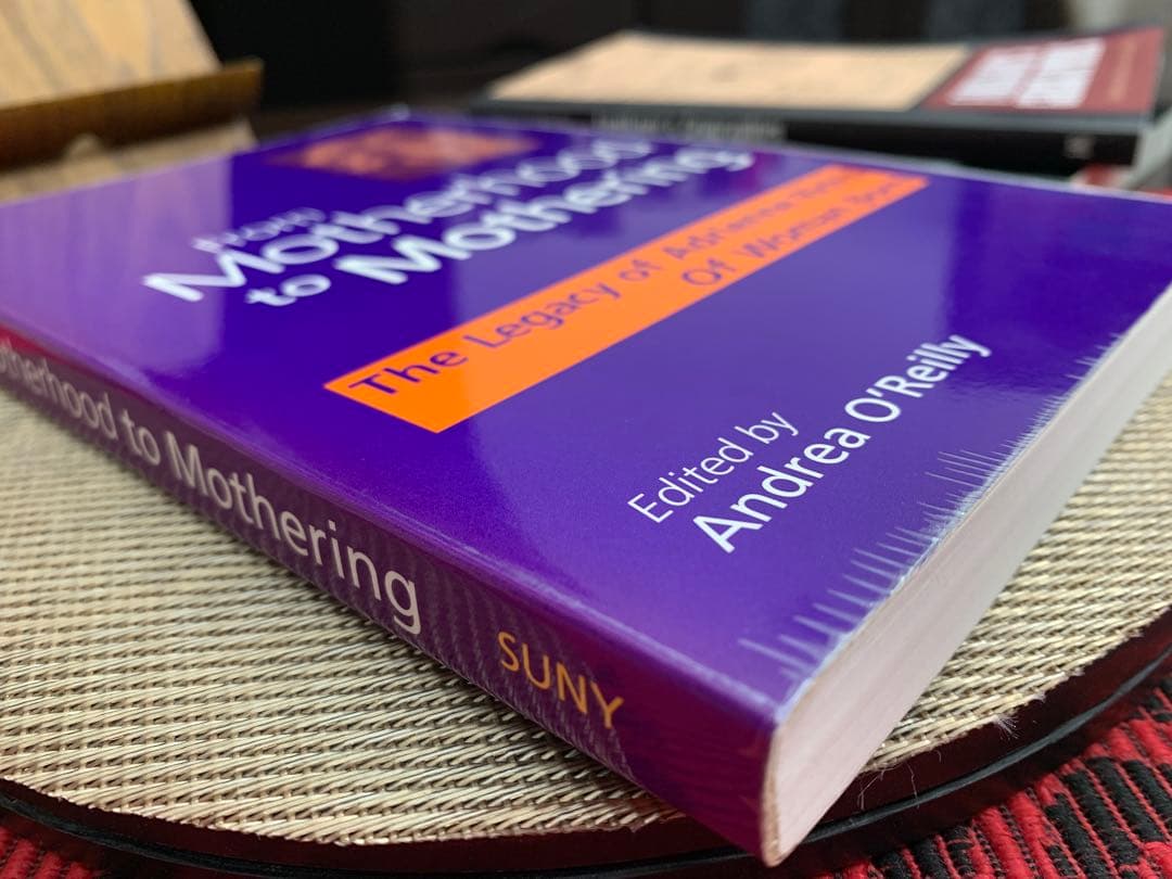 洋書 From Motherhood to Mothering