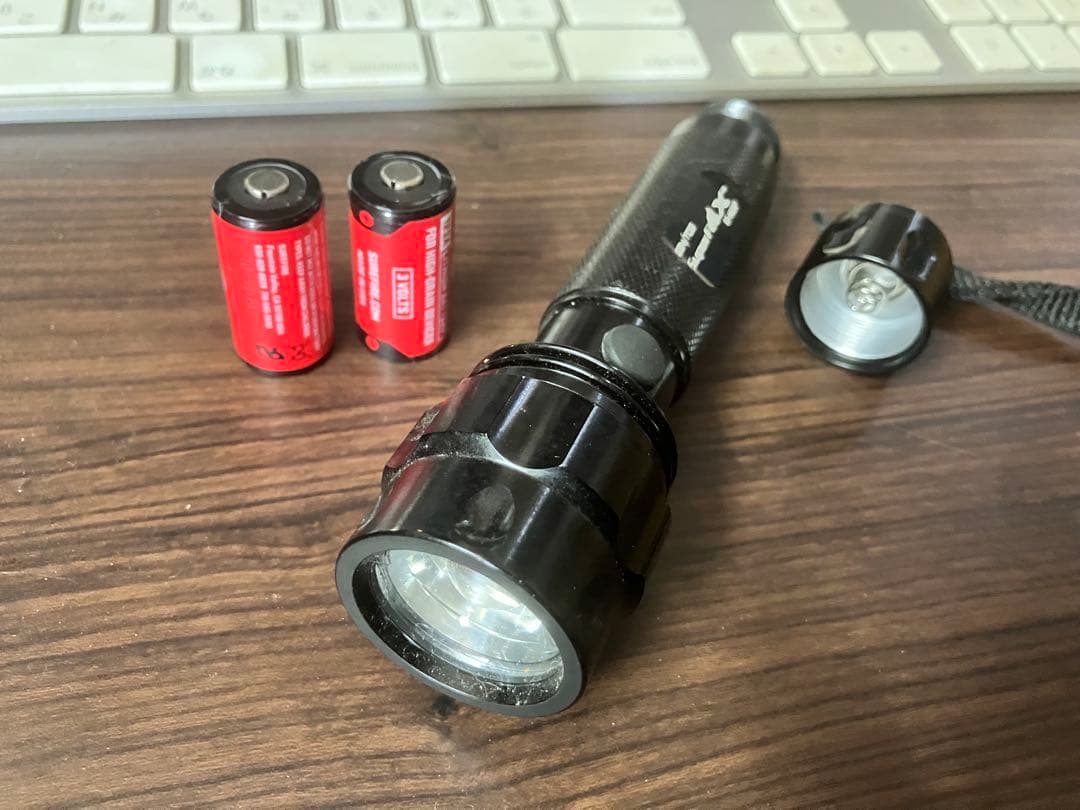 中古　新品非充電リチウム電池12本付けますLED懐中電灯