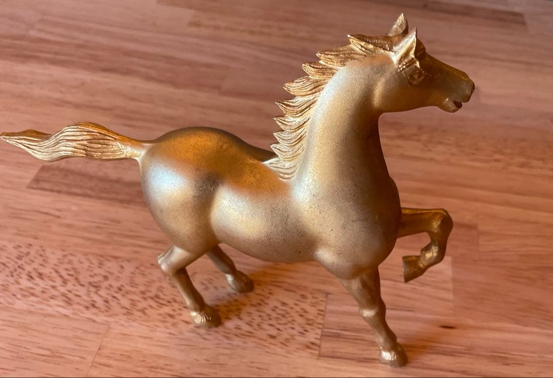 ゴールドの馬の置物
