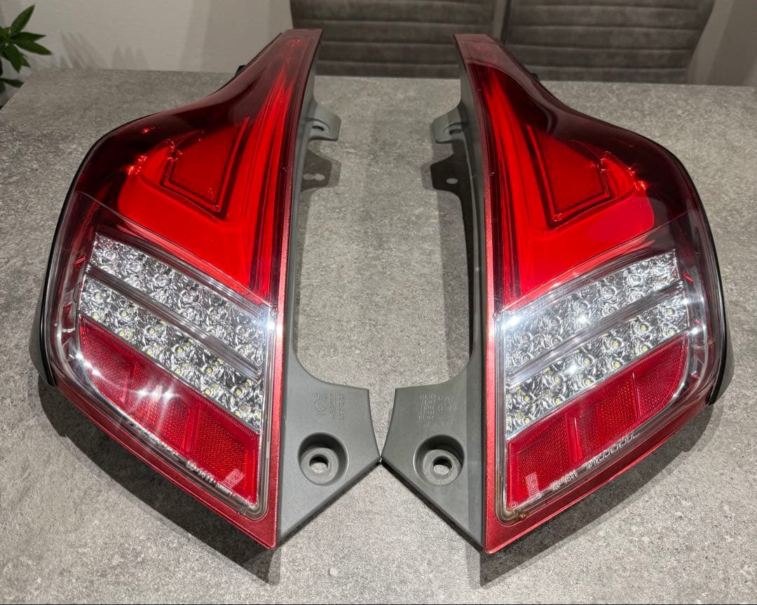 アクア / DAA-NHP10 社外テールランプセット Valenti