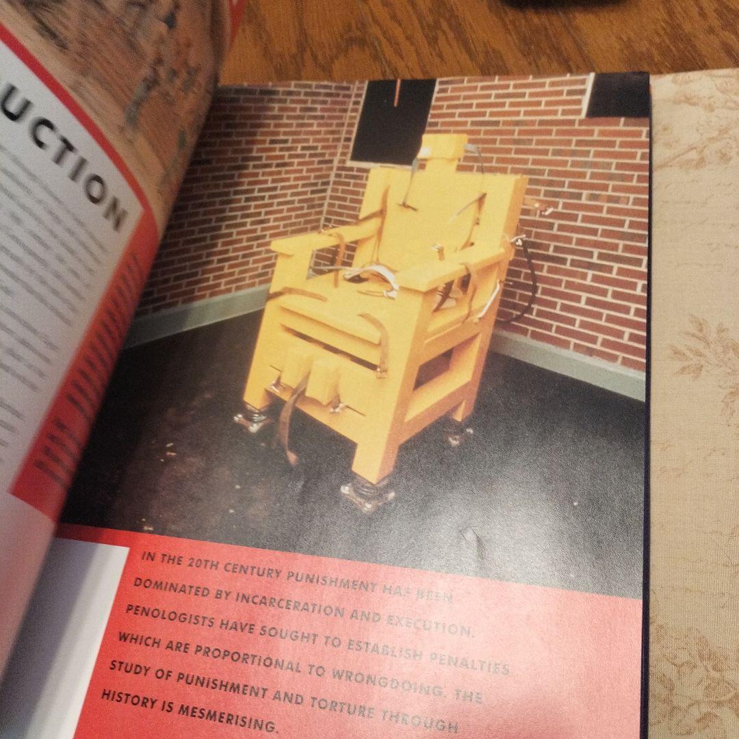 洋書 Dark Justice: A History of Punishment