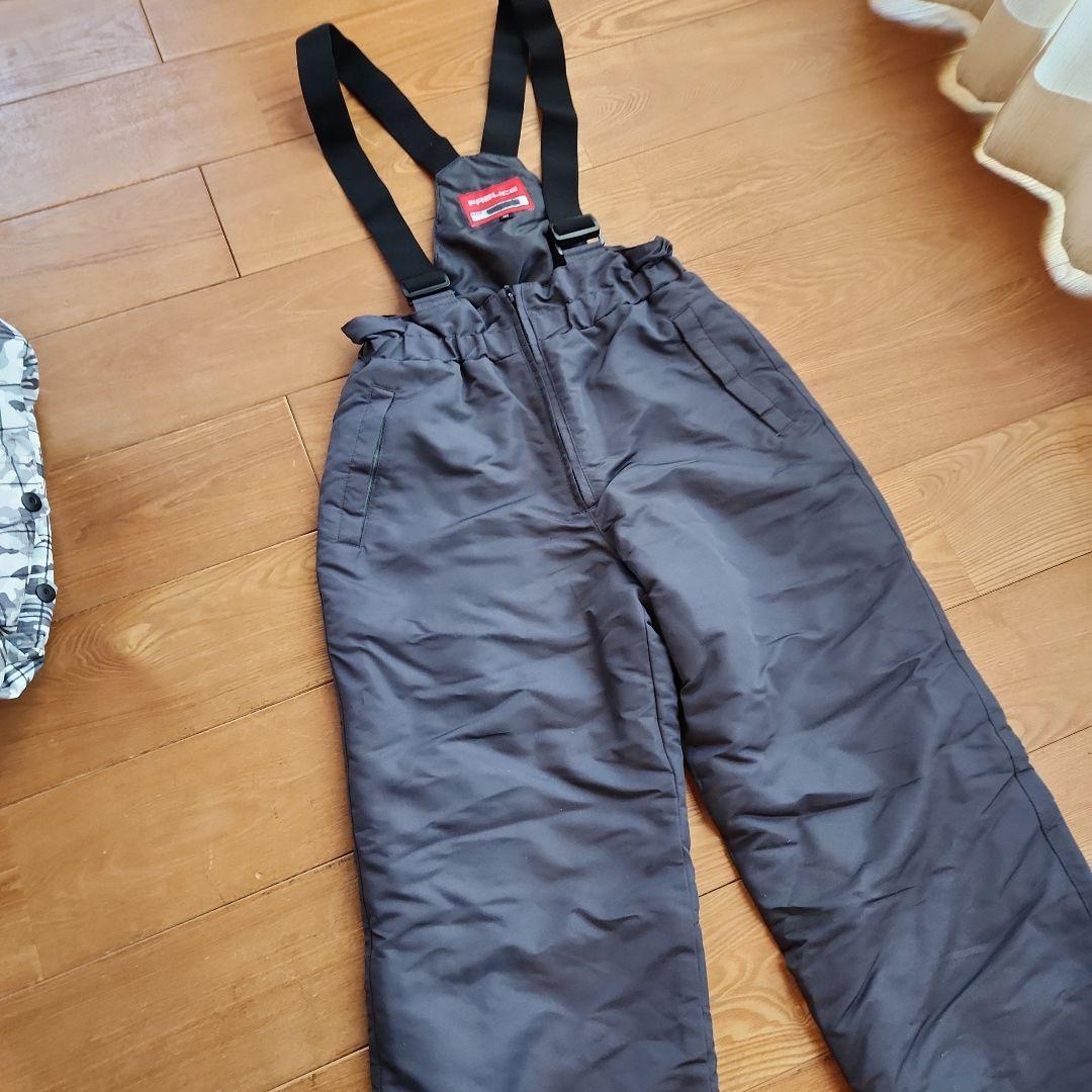 スキーウエア　上・kissmarkメンズS、下・FABLICE160、ニット帽付