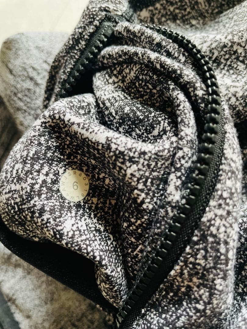 ルルレモン ディファインジャケットUS6 黒白 ジップアップ ヨガ