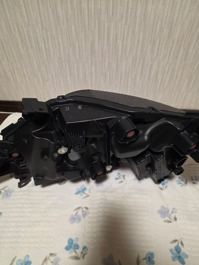 日産　セレナ　C28 右ヘッドライト