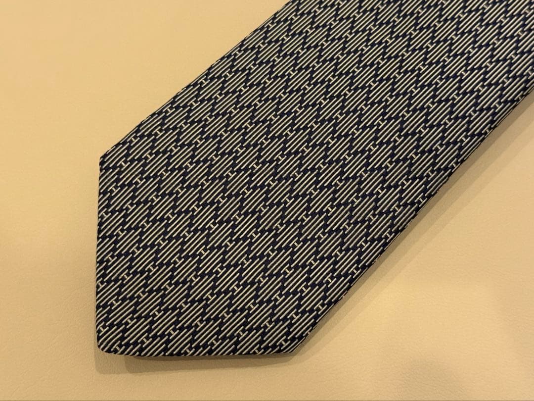 エルメス　HERMES シルバーネイビー Hのロゴ柄 シルクネクタイ