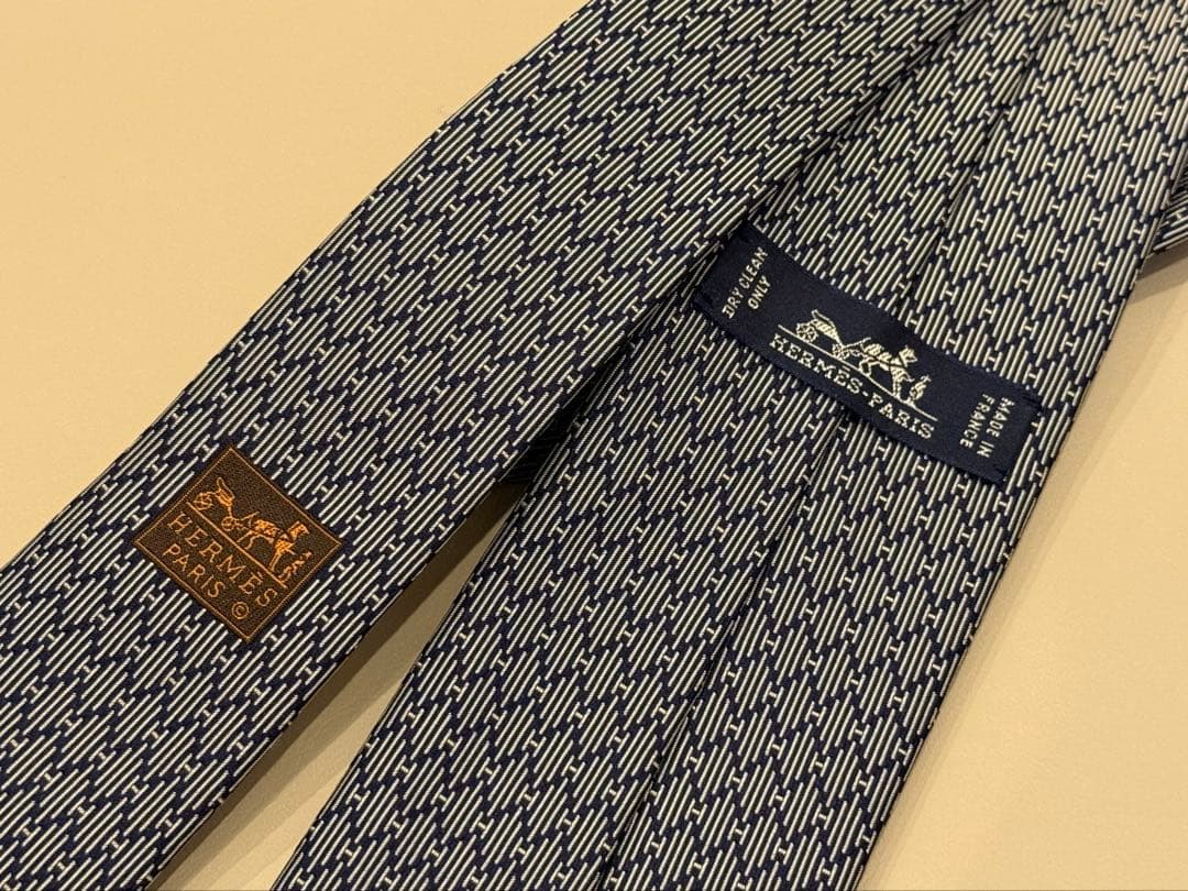 エルメス　HERMES シルバーネイビー Hのロゴ柄 シルクネクタイ