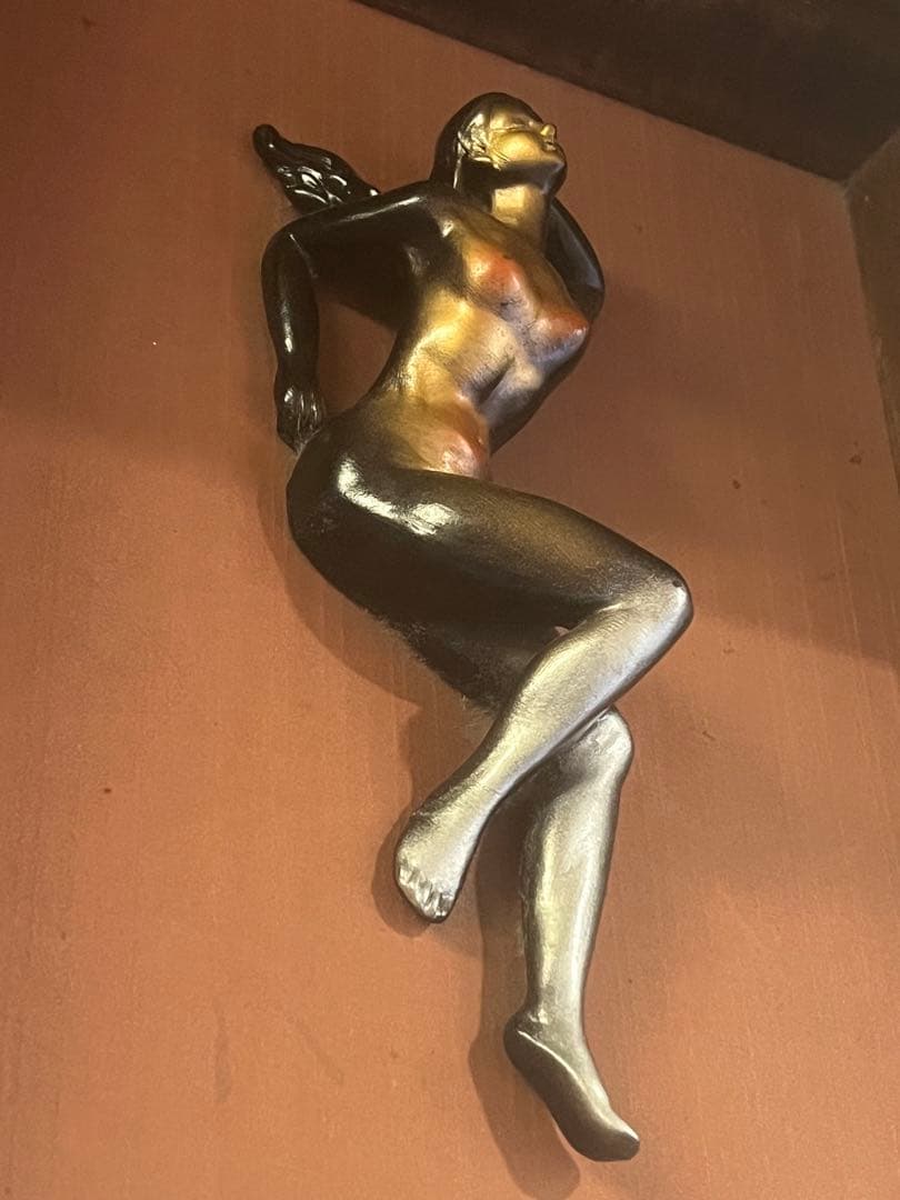 送料込み素敵なセクシーガール彫刻画ブロンズカラーアンティーク木製額縁