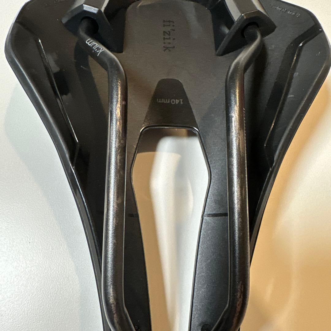 フィジーク fi’zi:k VENTO ARGO R3 (140ミリ) サドル