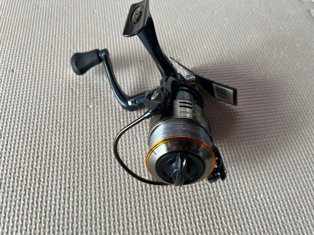 スピニングリール 2000番 未使用 ライン 付き