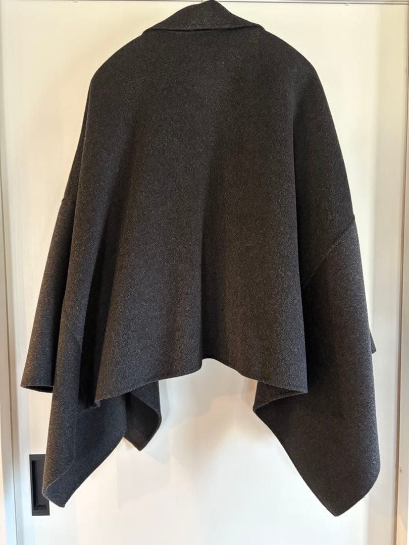 COS ダークグレー ポンチョ・ケープコート(タグ付き)