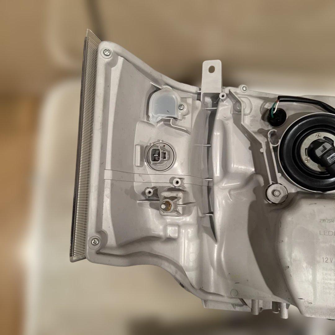 ハイエース　8型　純正へッドライト