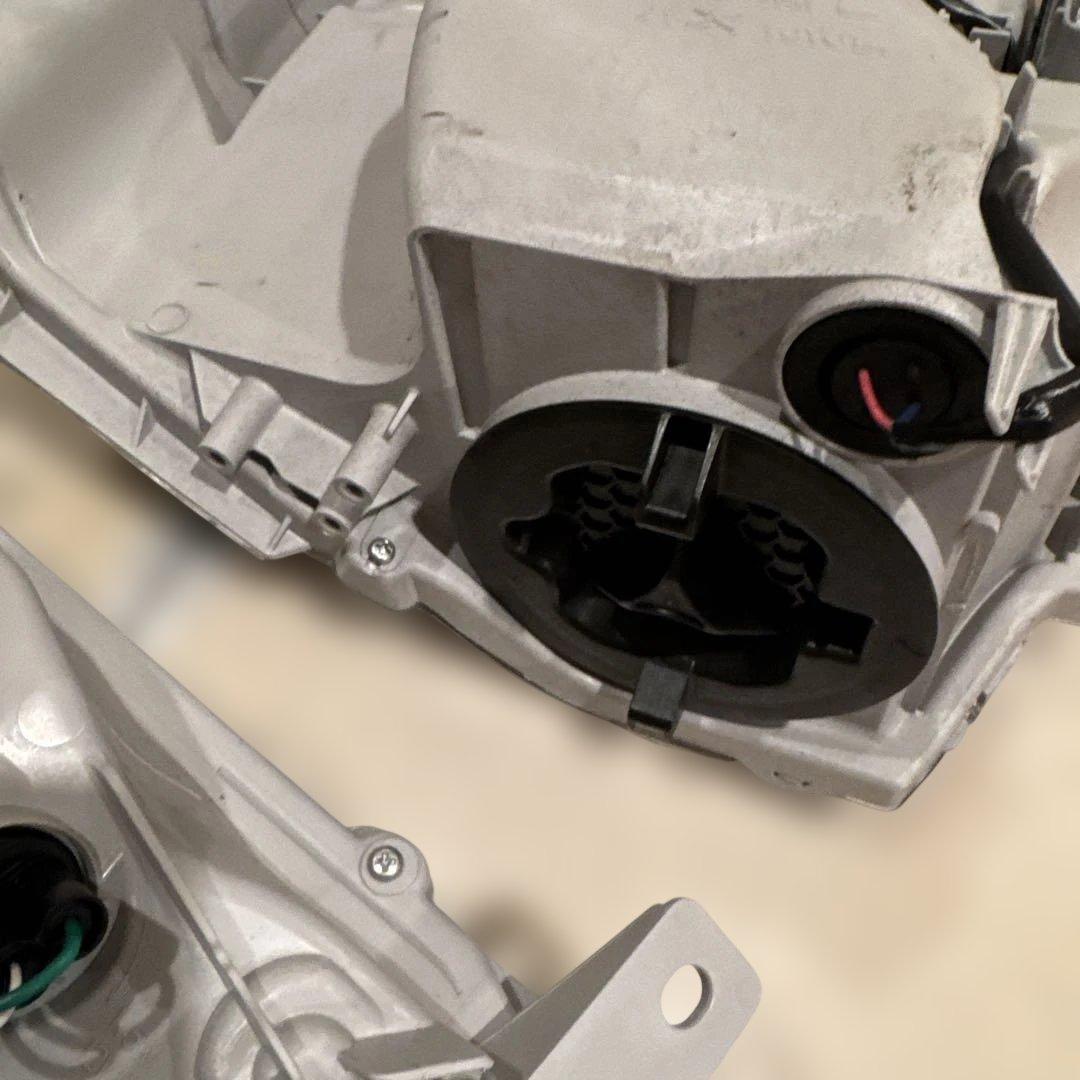 ハイエース　8型　純正へッドライト