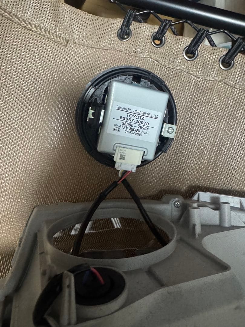 ハイエース　8型　純正へッドライト