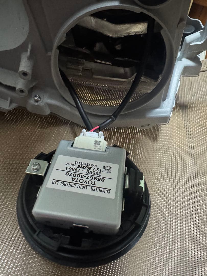 ハイエース　8型　純正へッドライト