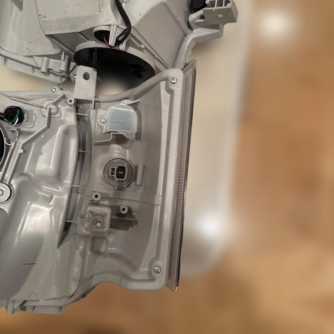 ハイエース　8型　純正へッドライト