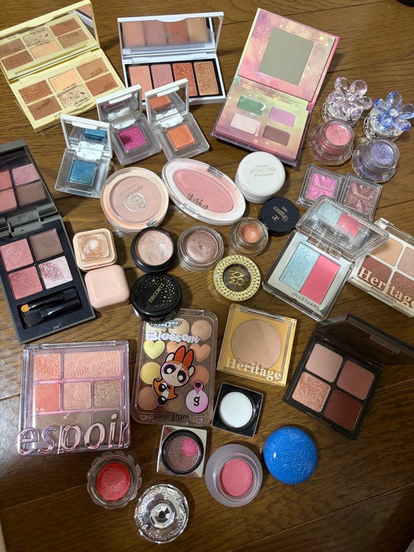 化粧品 まとめ売り アイシャドウ チーク ハイライト等