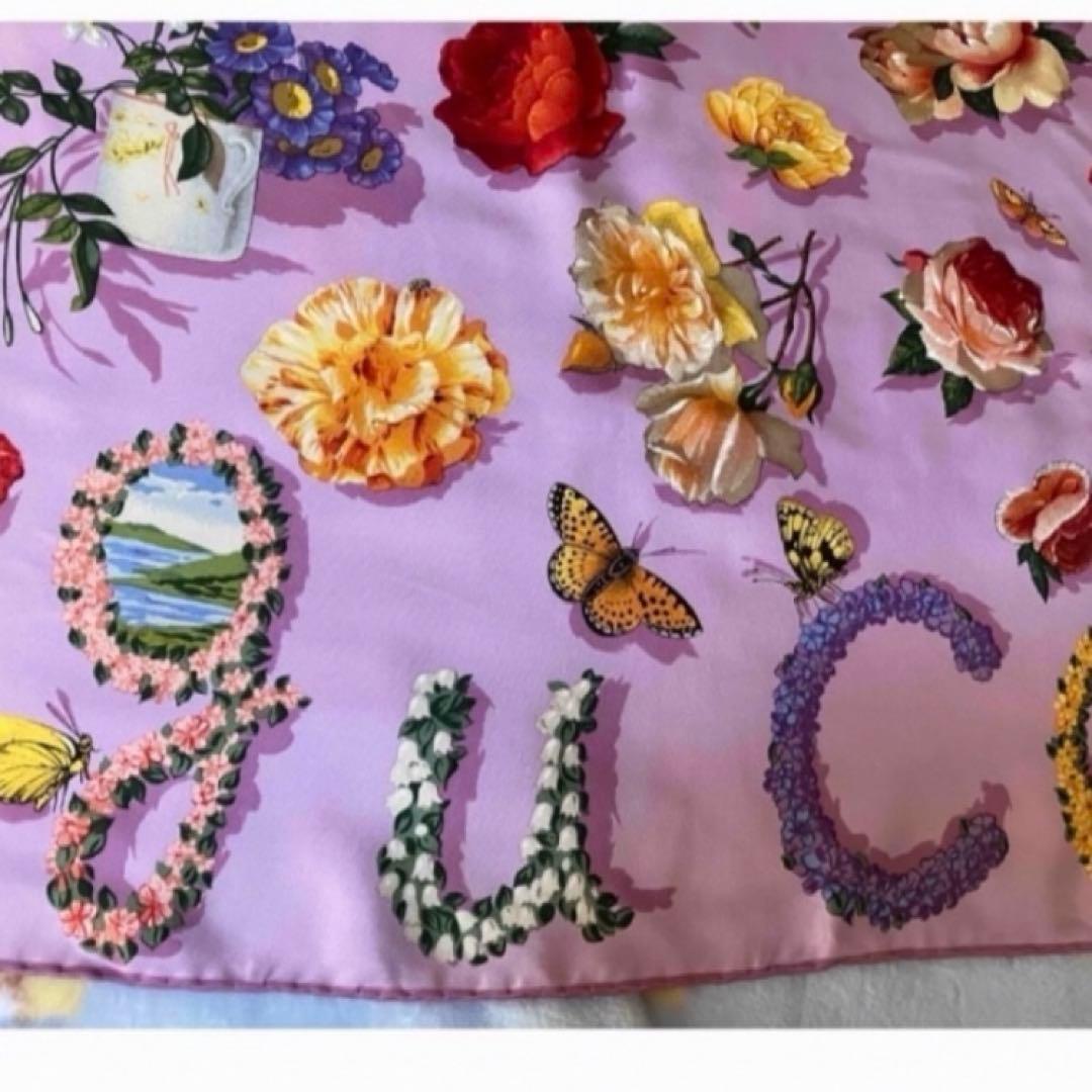 グッチ　大判　スカーフ　ピンク　綺麗な花々と可愛い蝶、蜜蜂　繊細な模様が素敵