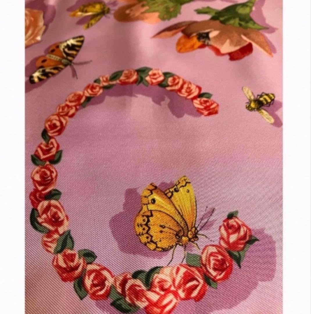 グッチ　大判　スカーフ　ピンク　綺麗な花々と可愛い蝶、蜜蜂　繊細な模様が素敵