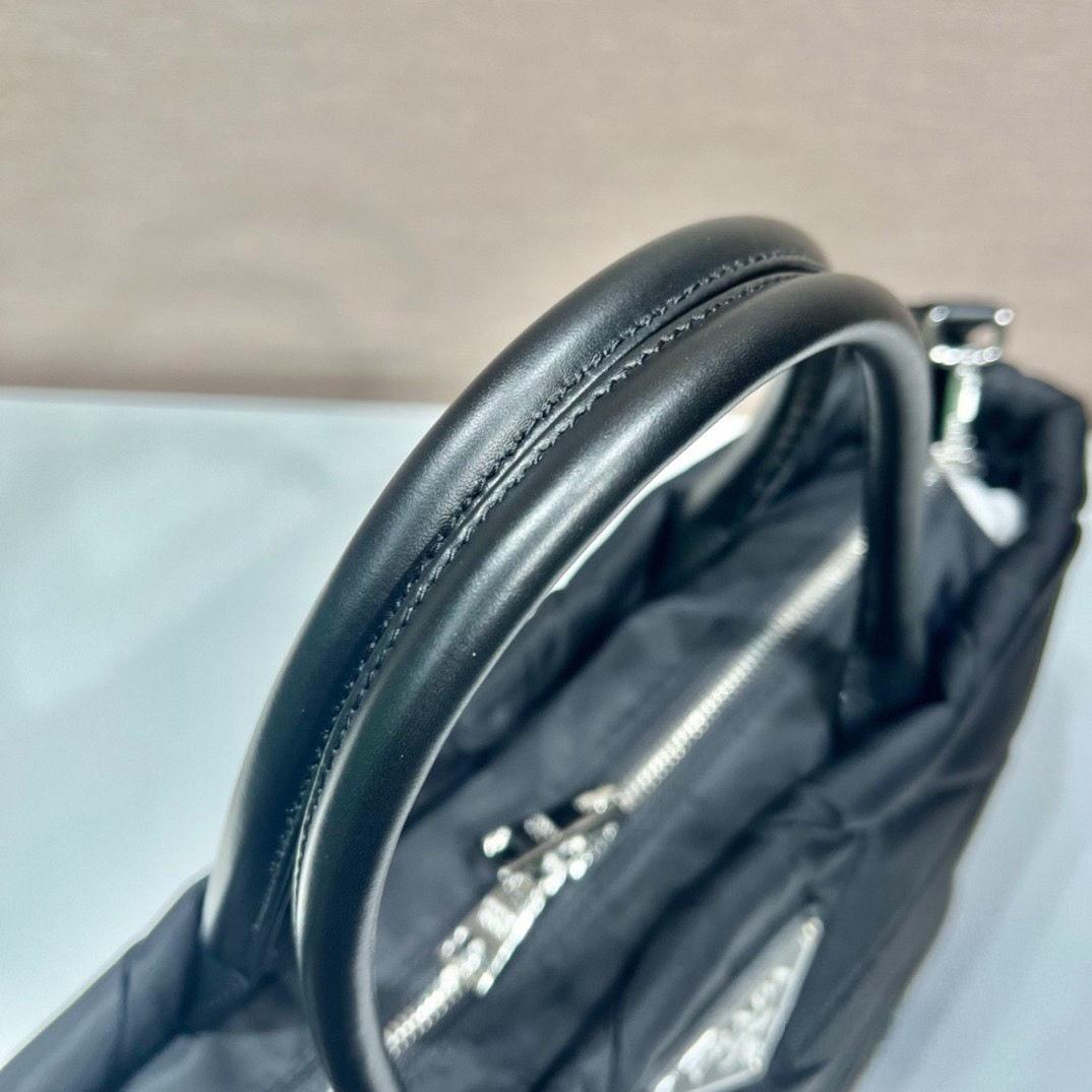 PRADA ブラック ハンドバッグ 2way 三角 Re-Nylon