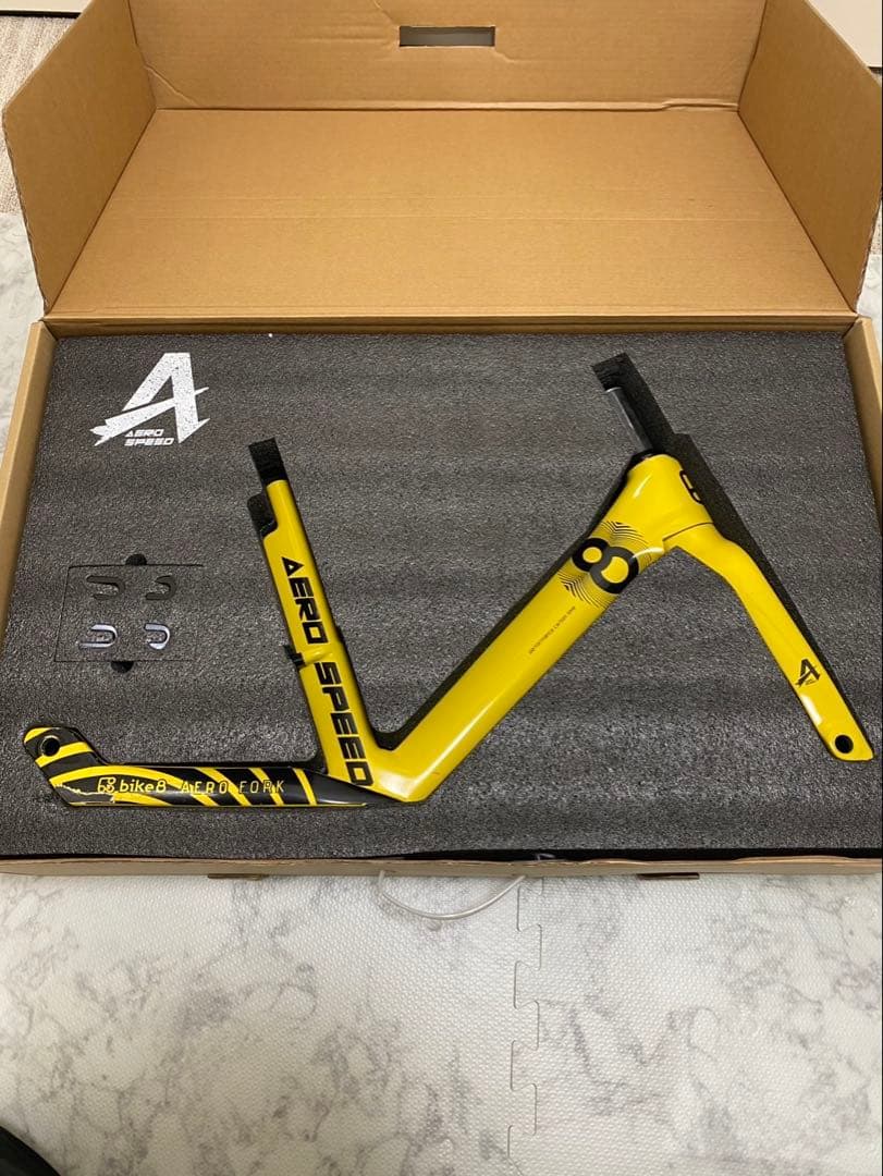 bike8 エアロスピード　カーボン　ランバイク　びっちゃんV2 ヘルメット付き