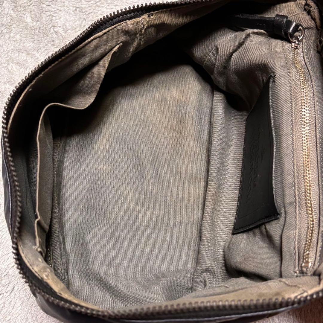 ヴィヴィアンウエストウッド　スクエア ショルダーバッグ　牛革　ヴィヴィアン