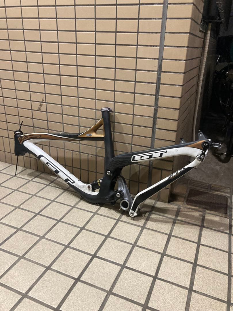 GT Sensor carbon 27.5 フルサスMTBフレーム