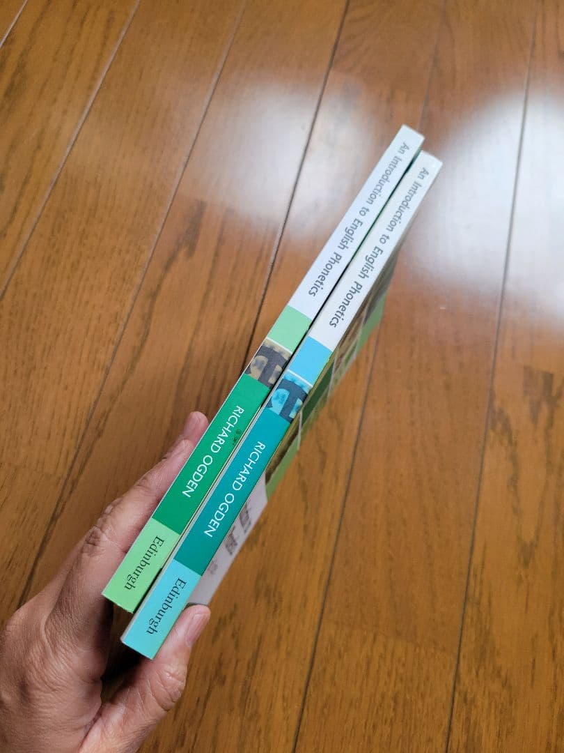 An Introduction to English Phonetics2冊組。