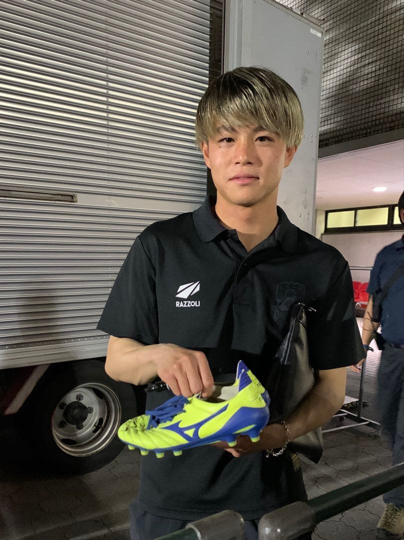 FC岐阜 現愛媛FC 窪田稜選手　実使用スパイク直筆サイン入り
