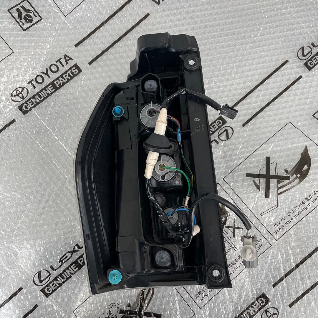 ダイハツ　タント　LA600S 右　テールレンズ　81550-B2690