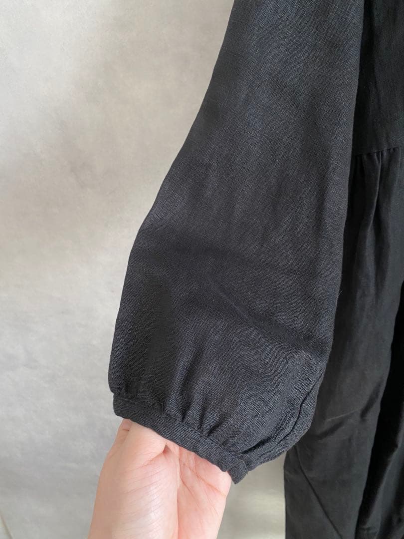 黒い長袖ワンピース フレアデザイン