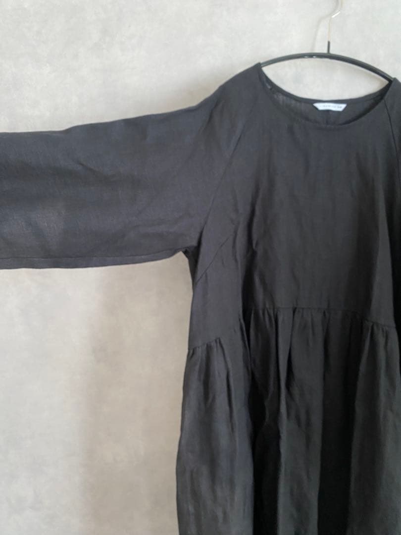 黒い長袖ワンピース フレアデザイン