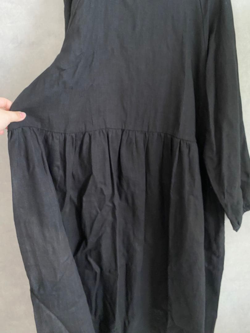 黒い長袖ワンピース フレアデザイン