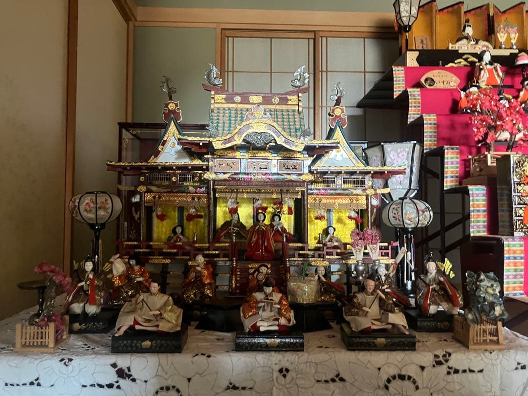 伝統的な雛人形飾り