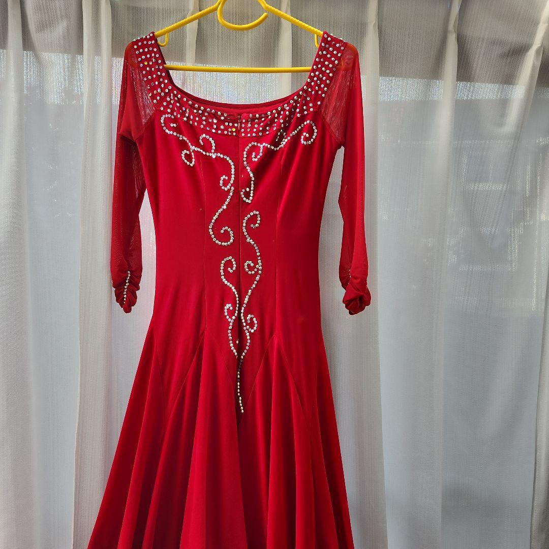 赤いフレアドレス スパンコール装飾