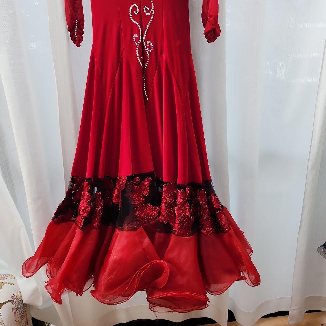 赤いフレアドレス スパンコール装飾