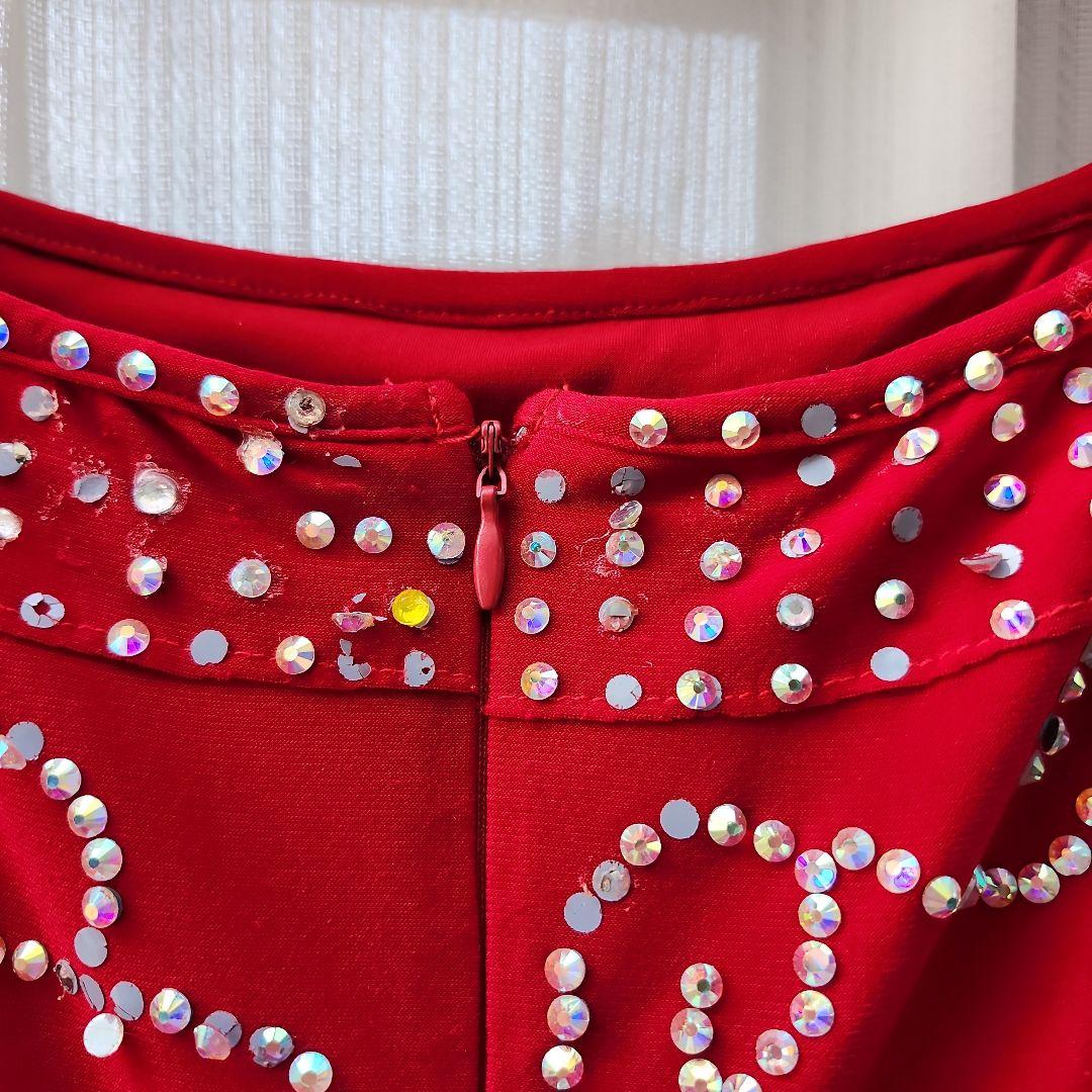 赤いフレアドレス スパンコール装飾