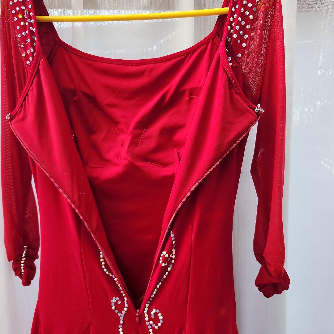 赤いフレアドレス スパンコール装飾