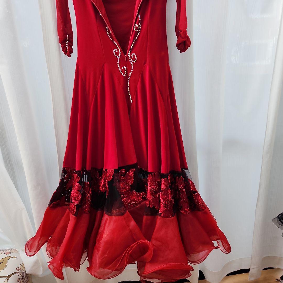 赤いフレアドレス スパンコール装飾