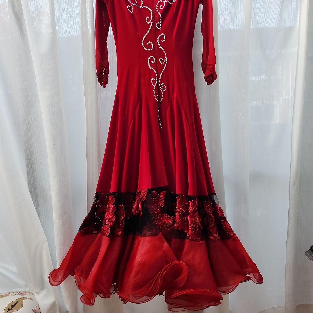 赤いフレアドレス スパンコール装飾