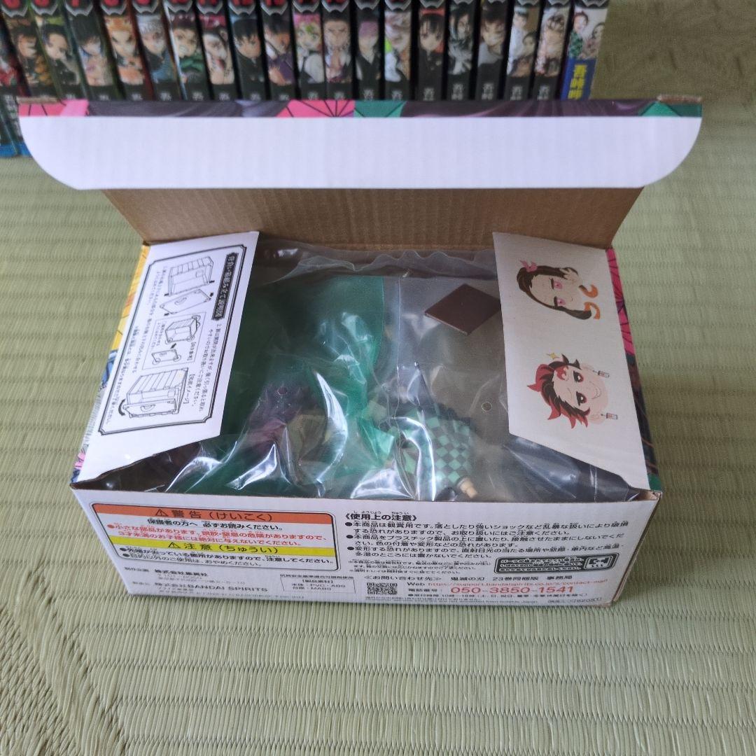 鬼滅の刃【全巻】、絵葉書16枚、シール32点、フィギュア4体