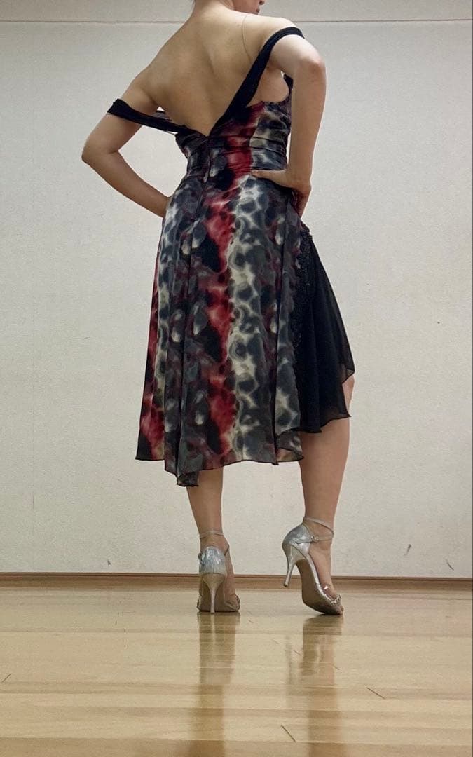 オフショルダー スリット入りドレス