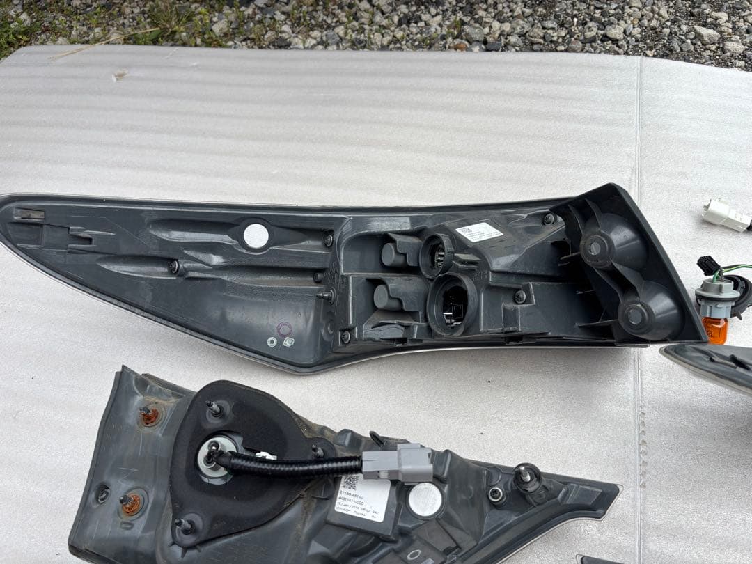 60ハリアー　純正テールランプ