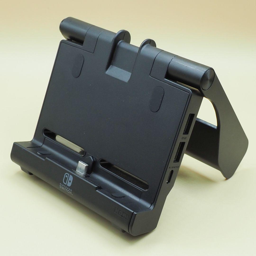 Nintendo Switch 本体と、USBハブスタンド、無線コントローラー