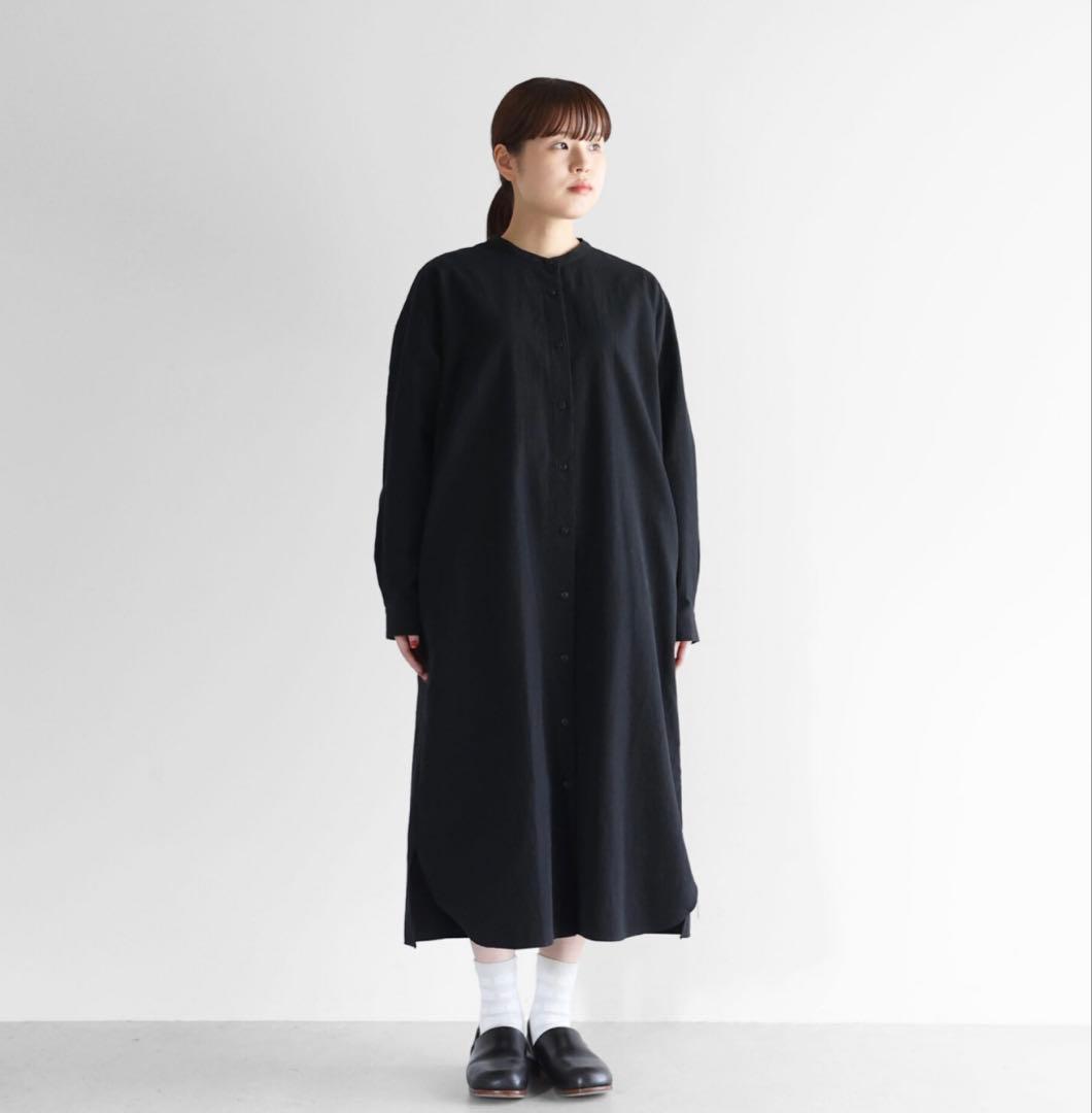 HUIS huis 遠州織物 ギザコットンヘンプバンドカラーロングワンピース　黒