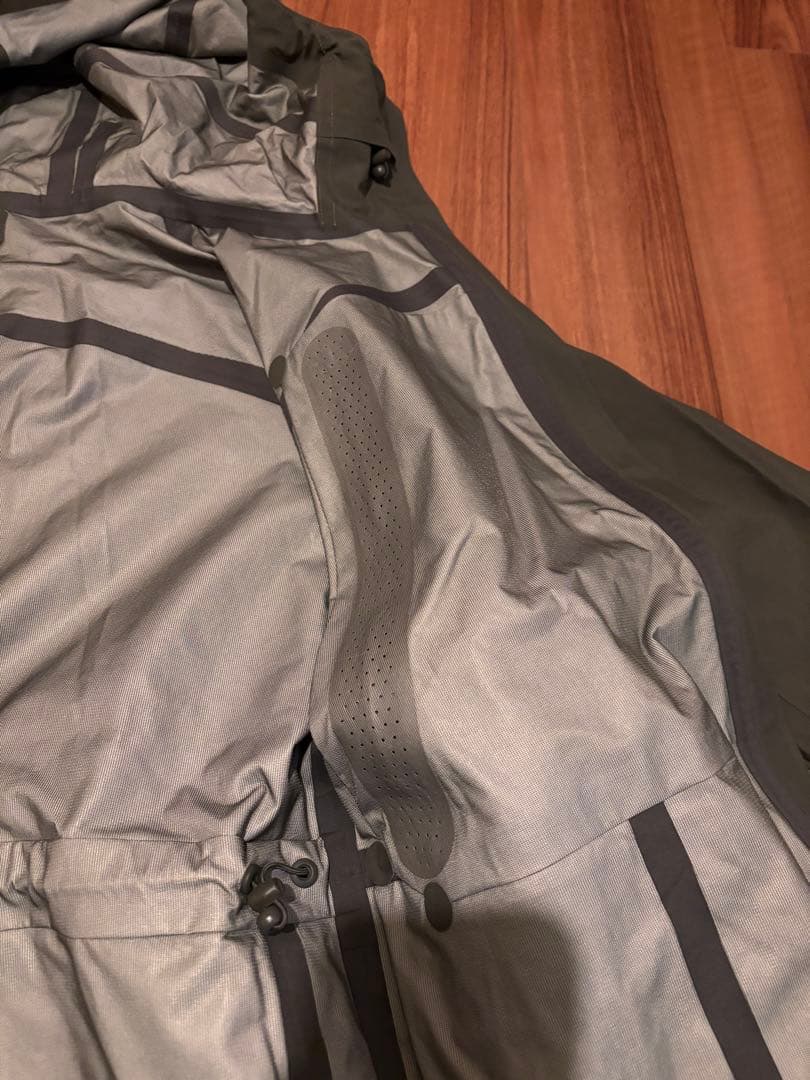 lululemon カーキー　レディース　フード付きジャケット サイズ4