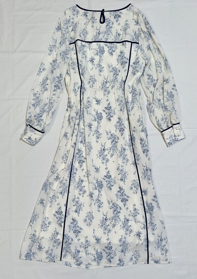 ミ*キ様 overE　フラワーパイピングワンピース　オフホワイト　96サイズ