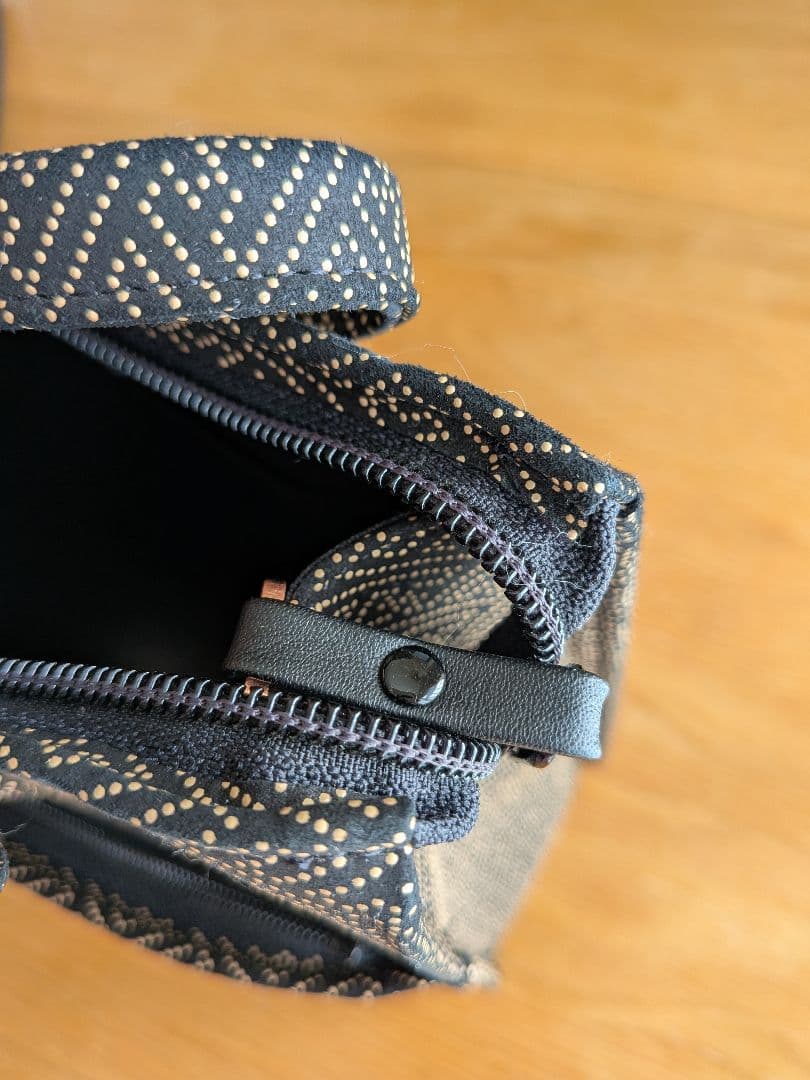 印傳屋　ハンドバッグ 　紗綾形模様　総柄