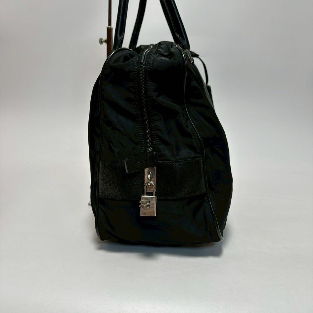 u35【近年モデル】保存袋付　プラダ　サフィアーノ　黒　南京錠　ハンドバッグ.