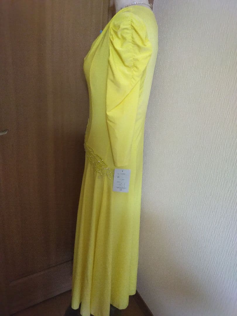 カナリアイエローにラインストーンが付いた社交ダンスのワンピースドレス✨新品フリー