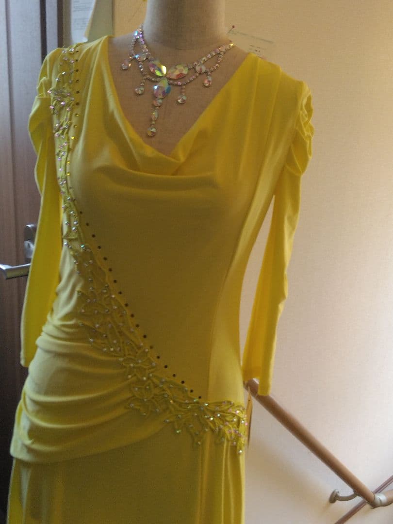 カナリアイエローにラインストーンが付いた社交ダンスのワンピースドレス✨新品フリー